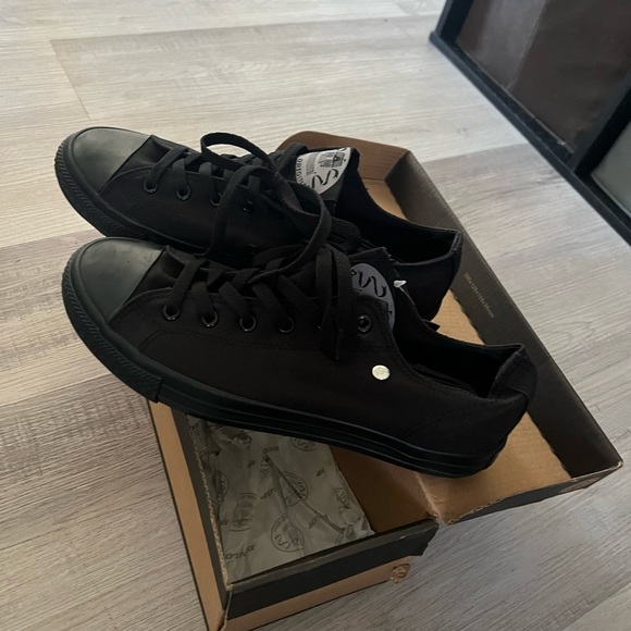 New in box Dunlop black sneakers size 7.5 women’s - Picture 3 of 4